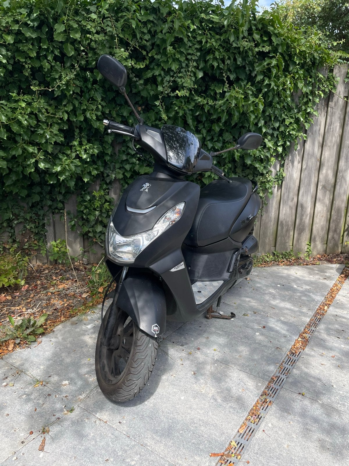 Peugeot Kisbee scooter - Black edition - Geel kenteken, Ophalen, Gebruikt, Overige modellen, Maximaal 45 km/u