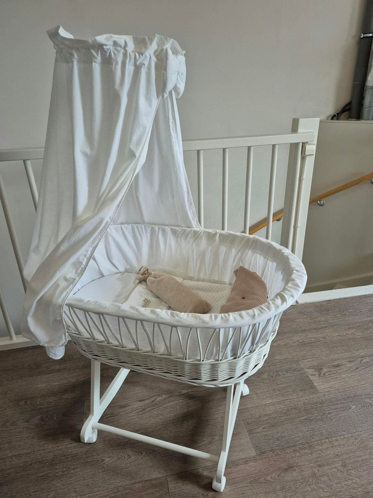 MamaLoes Rotan Wit Baby Wiegje met accessoires, Ophalen, Zo goed als nieuw, Wieg