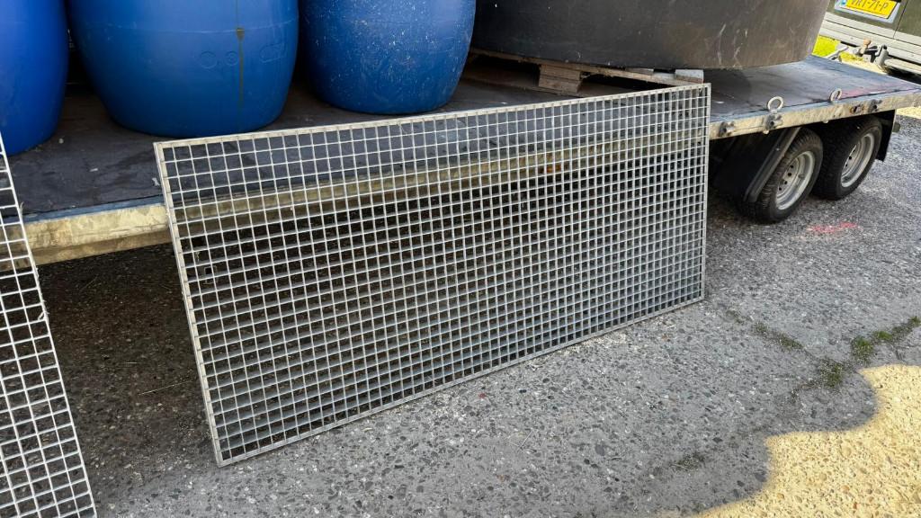 Gegalvaniseerde roosters 2 stuks, Ophalen, Nieuw, IJzer