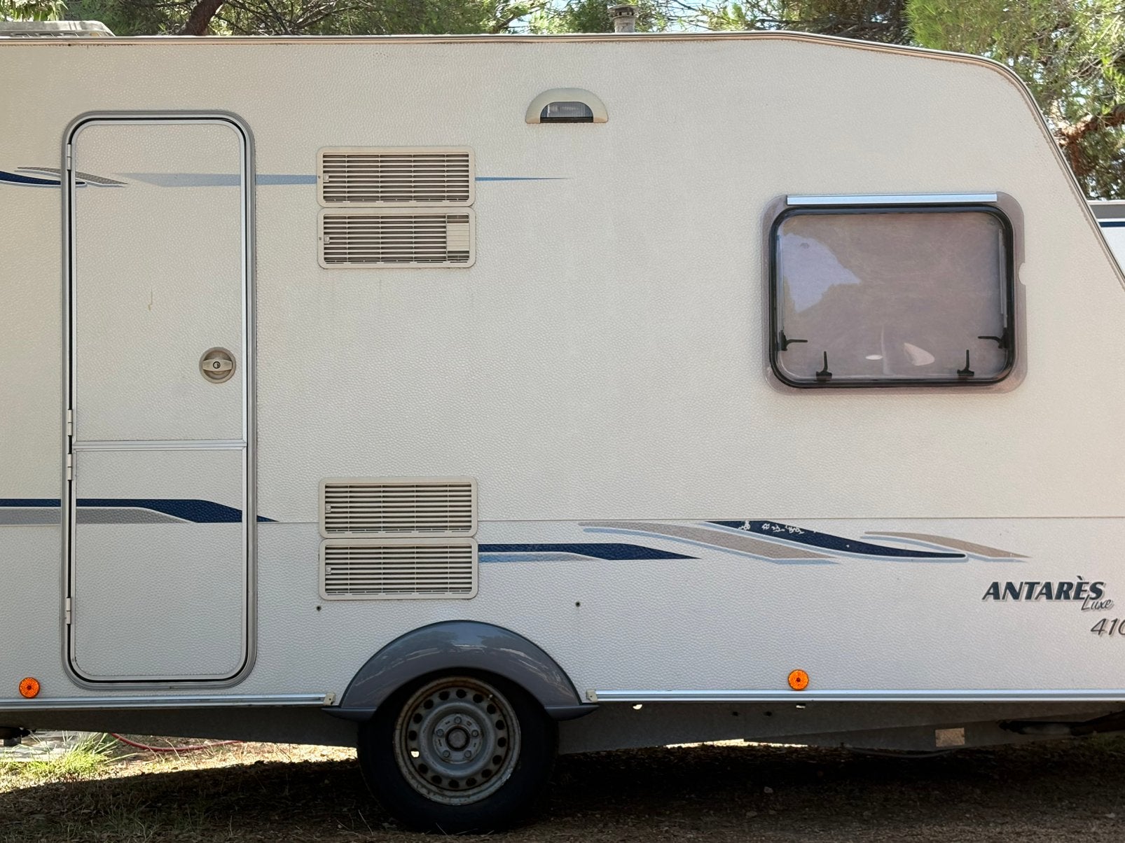Caravelair Antares 410 Luxe uit 2006., Vast bed, Treinzit, 750 - 1000 kg, Particulier