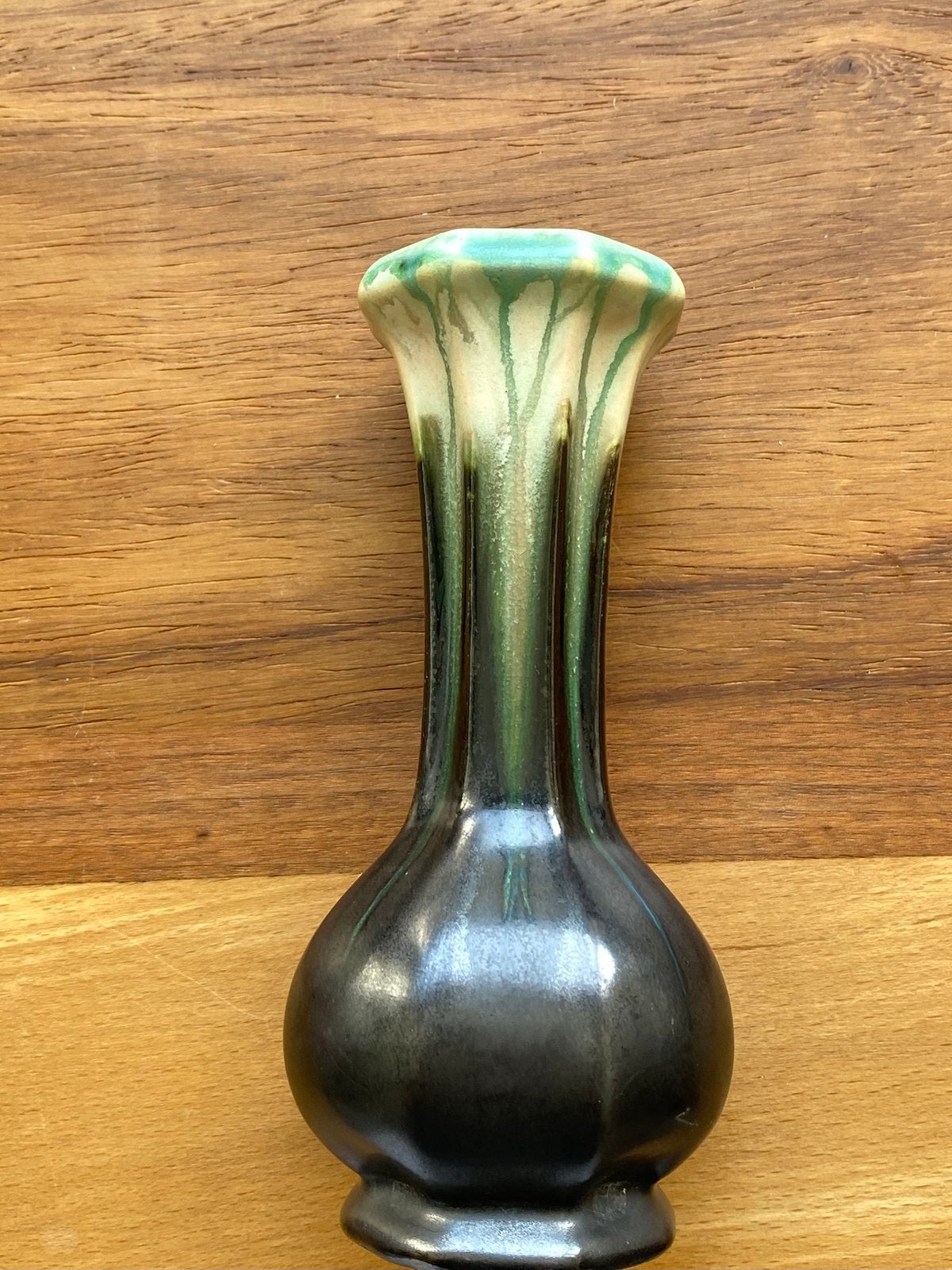 Art Deco Belgisch plateelvaasje., Ophalen of Verzenden