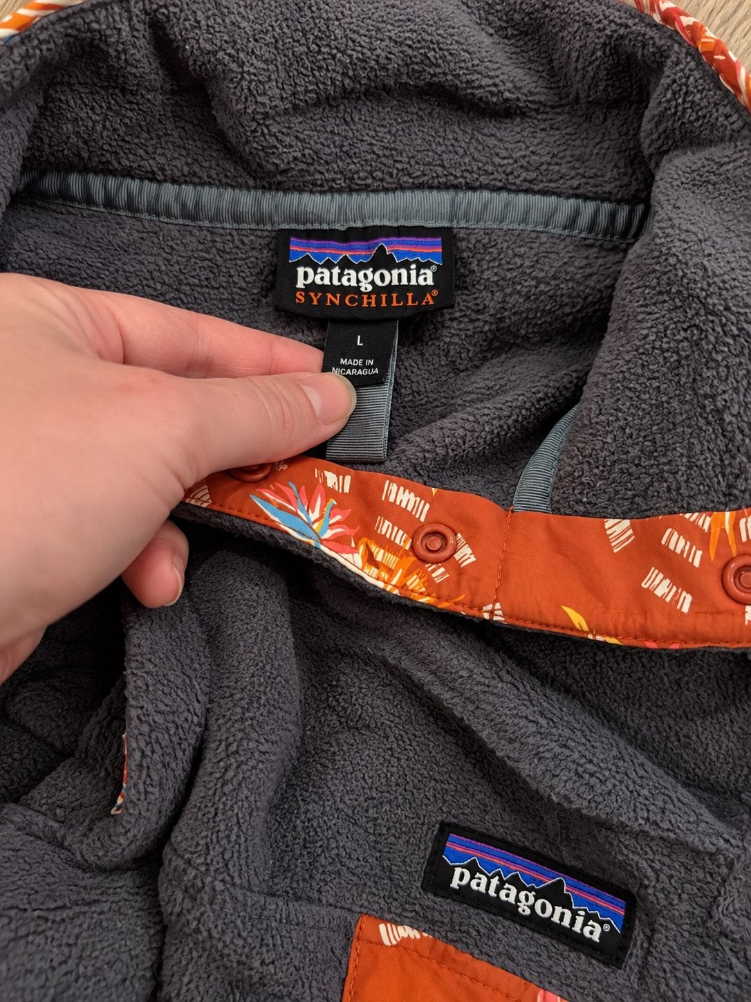 Patagonia Synchilla Snap-T Fleece L - Donkergrijs/Oranje, Maat 52/54 (L), Patagonia Europe Coöperatief U.A., Verzenden, Directsales.europe@patagonia.com
