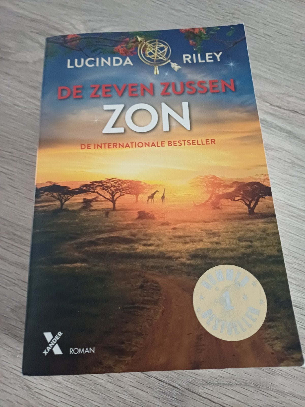 Lucinda Riley  / De zeven zussen  / Zon, Ophalen of Verzenden, Zo goed als nieuw