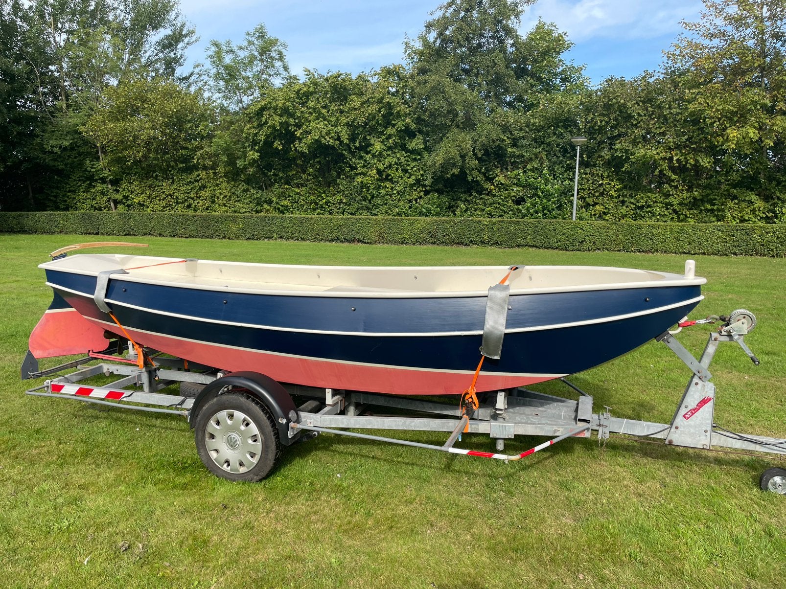 Nette Sloep ca 5 m, inboord motor met trailer en afdekzeil, Watersport en Boten, Sloepen, Ophalen, Gebruikt, Staal, Binnenboordmotor