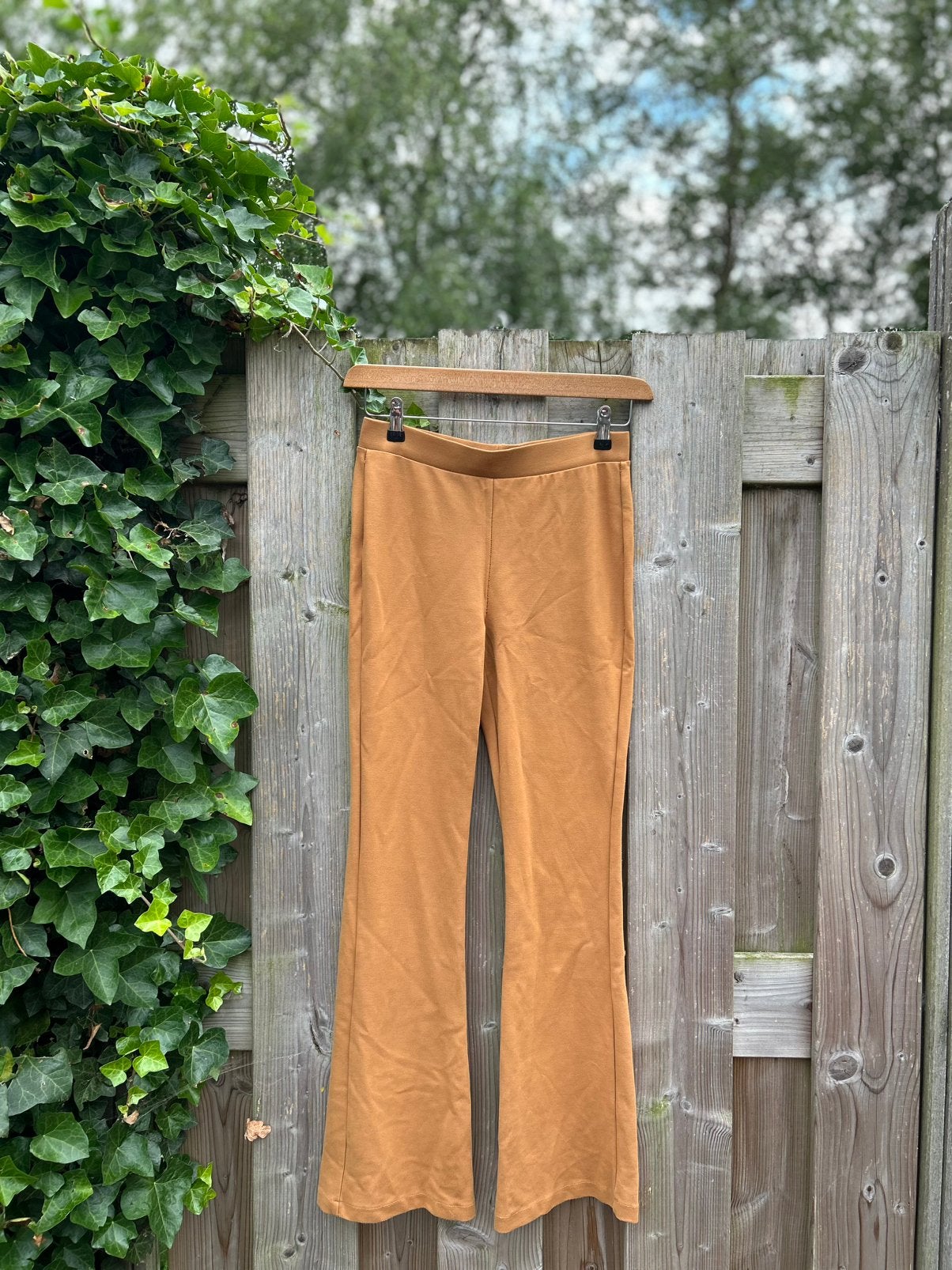 HEMA Flared Broek – Camel – Maat S, Maat 38/40 (M), Bruin, Ophalen of Verzenden, Zo goed als nieuw