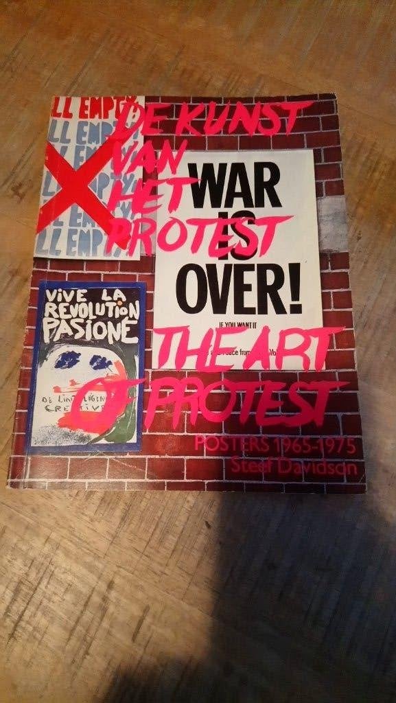 Catalogus De kunst van het protest posters,Stedelijk Museum, Ophalen of Verzenden, Zo goed als nieuw, Steef Davidson, Grafische vormgeving