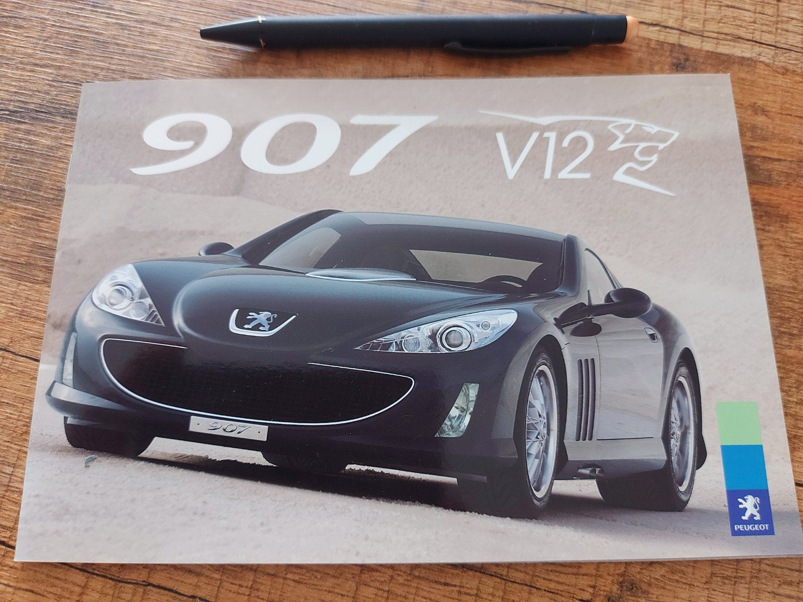 Keurige Peugeot 907 V12 compact formaat folder Engelstalig, Boeken, Auto's | Folders en Tijdschriften, Ophalen of Verzenden, Zo goed als nieuw