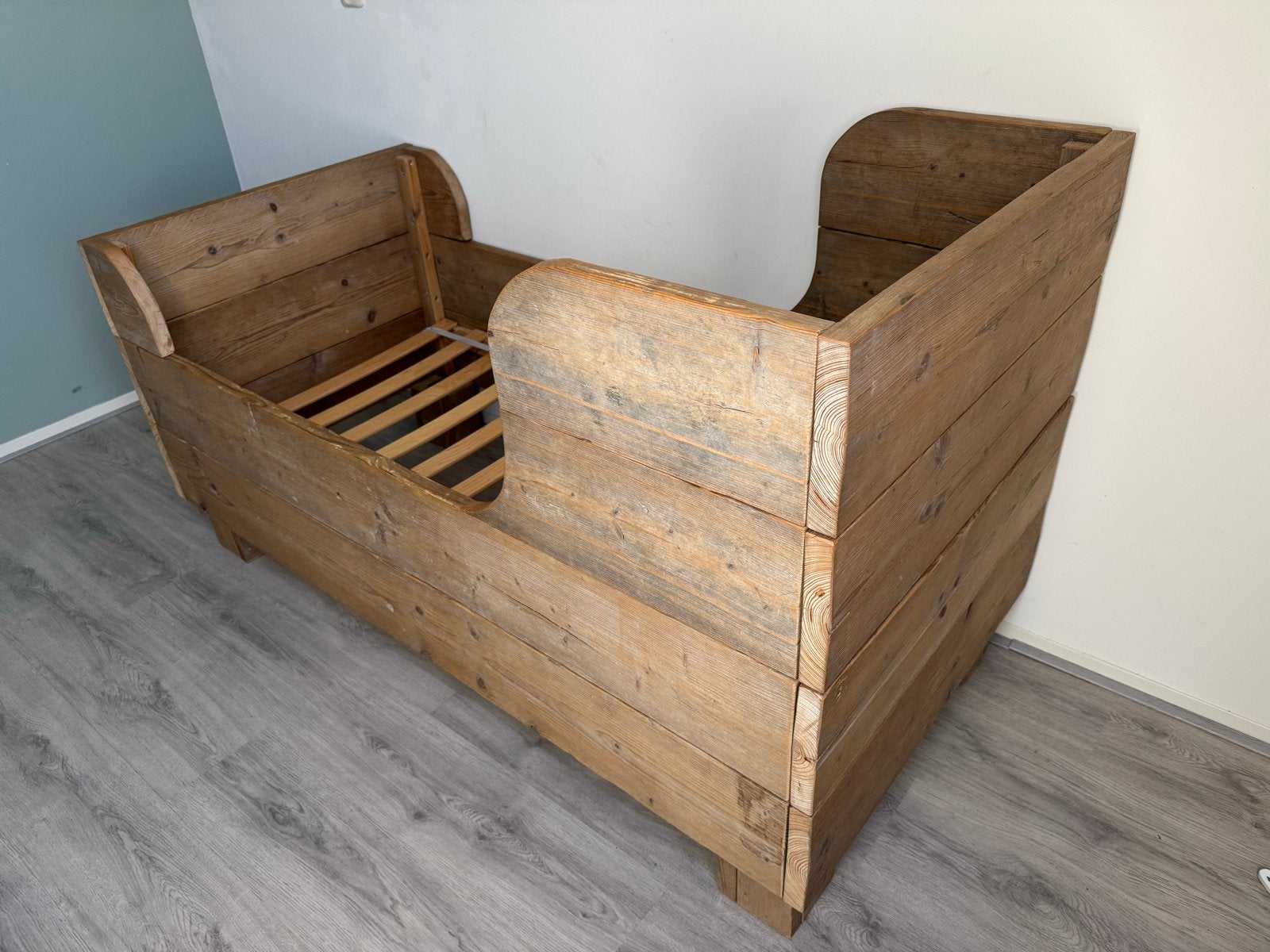 handgemaakt houten peuter bed, Huis en Inrichting, Slaapkamer | Bedden, Ophalen, Gebruikt, Bruin, 190 cm of minder