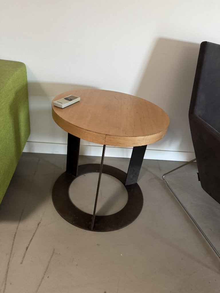 Ronde bijzettafel met houten fineer blad en stalen onderstel, 45 tot 60 cm, Minder dan 55 cm, Gebruikt, Rond