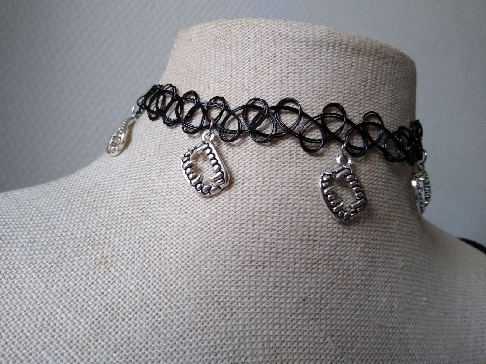 Zgan zwarte Halloween tattoo choker ketting vampiertanden, Met hanger, Kunststof, Zwart, Ophalen of Verzenden