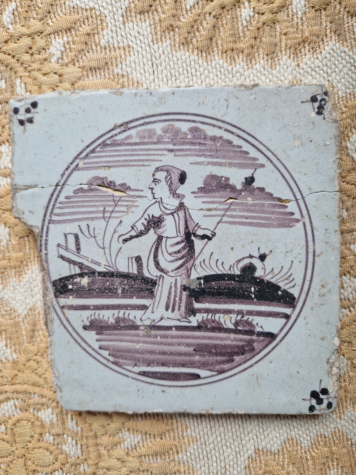 Antieke Friese tegel met figuur: 13,1 x 13,1 cm, Antiek en Kunst, Ophalen of Verzenden