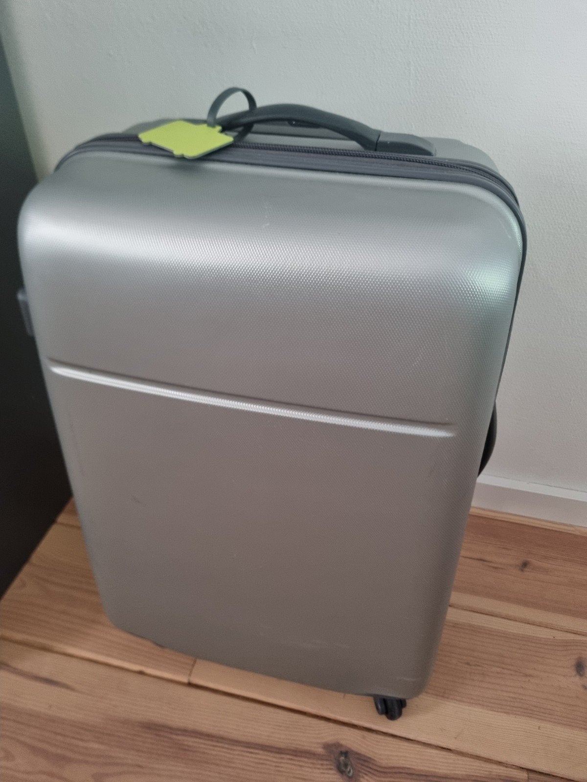 Zilverkleurige Hema koffer 42x60x25 met cijferslotje, Sieraden, Tassen en Uiterlijk, Koffers, Gebruikt, 50 tot 60 cm, Hard kunststof