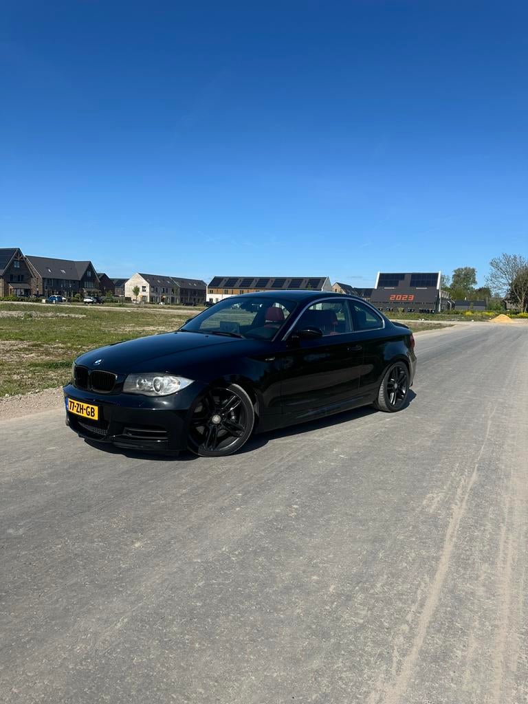 BMW 1-Serie 3.0 135I Coupe 2008 Zwart, Auto's, BMW, 1-Serie, Achterwielaandrijving, 4 stoelen, Zwart