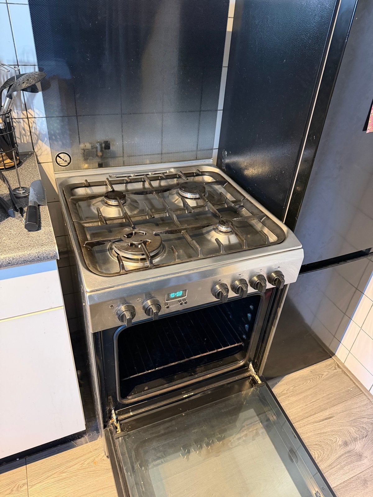 Vrijstaand gasfornuis met oven en opbergruimte, Ophalen, 4 kookzones, Zo goed als nieuw, Energieklasse A of zuiniger