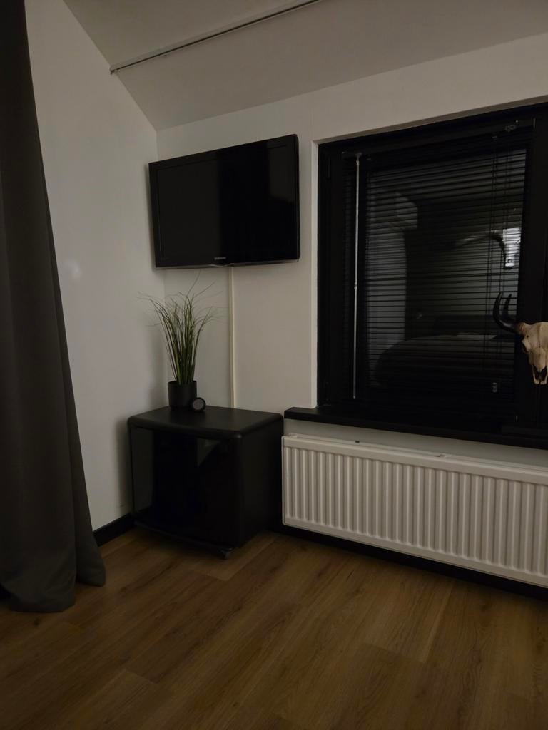 Zwart TV-meubel op wielen met glazen deur, Ophalen, Gebruikt, Glas, 50 tot 100 cm