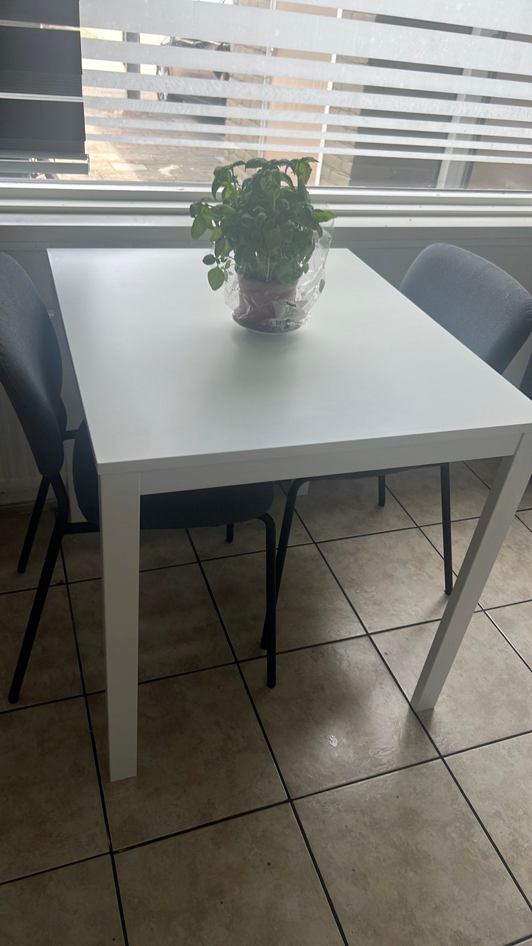 Bijna nieuwe Witte tafel 70x80xH74 met vier stoelen, Huis en Inrichting, Tafels | Eettafels, Ophalen, 100 tot 150 cm, Tot twee personen