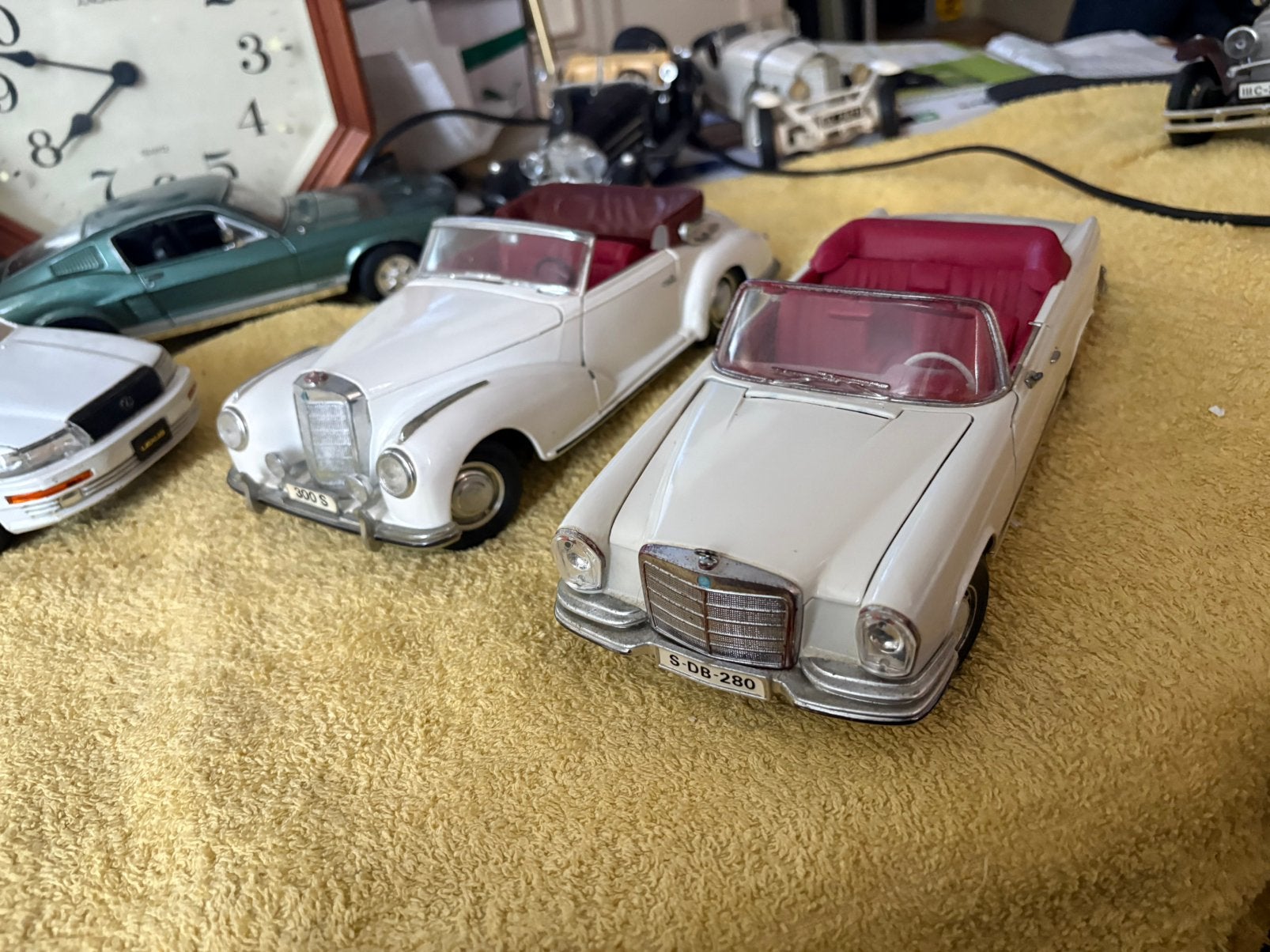 2 stuks.  Mercedes.          Maisto, Ophalen of Verzenden, Zo goed als nieuw, Maisto
