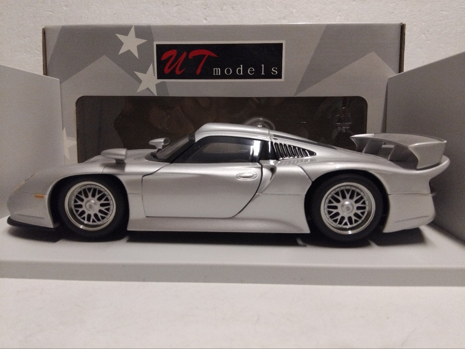 Porsche 911 GT1 zilvergrijs 1996 UT Models metal 1:18 KRD, Hobby en Vrije tijd, Ophalen of Verzenden, Zo goed als nieuw, Auto
