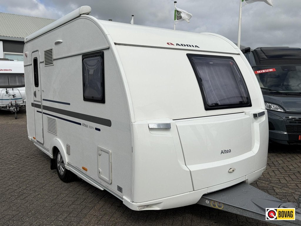 Adria Altea 392 PH VERKOCHT, Caravans en Kamperen, Caravans, Schokbreker, Bedrijf, Treinzit, 4 tot 5 meter