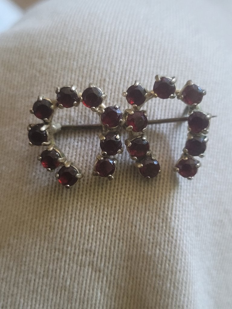 19th-century antique horseshoe-shaped garnet brooch, Ophalen of Verzenden, Zilver, Overige materialen
