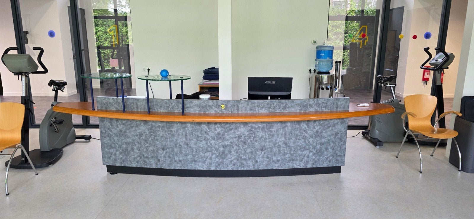 Receptiebalie met houten blad en grijze afwerking, Receptie of Entree, Ophalen of Verzenden, Gebruikt, Bureau