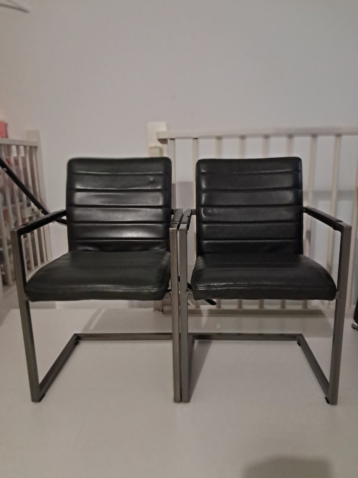 Antraciet kleurige eetkamerstoelen met metalen frame, Gebruikt, Twee, Zwart, Ophalen of Verzenden