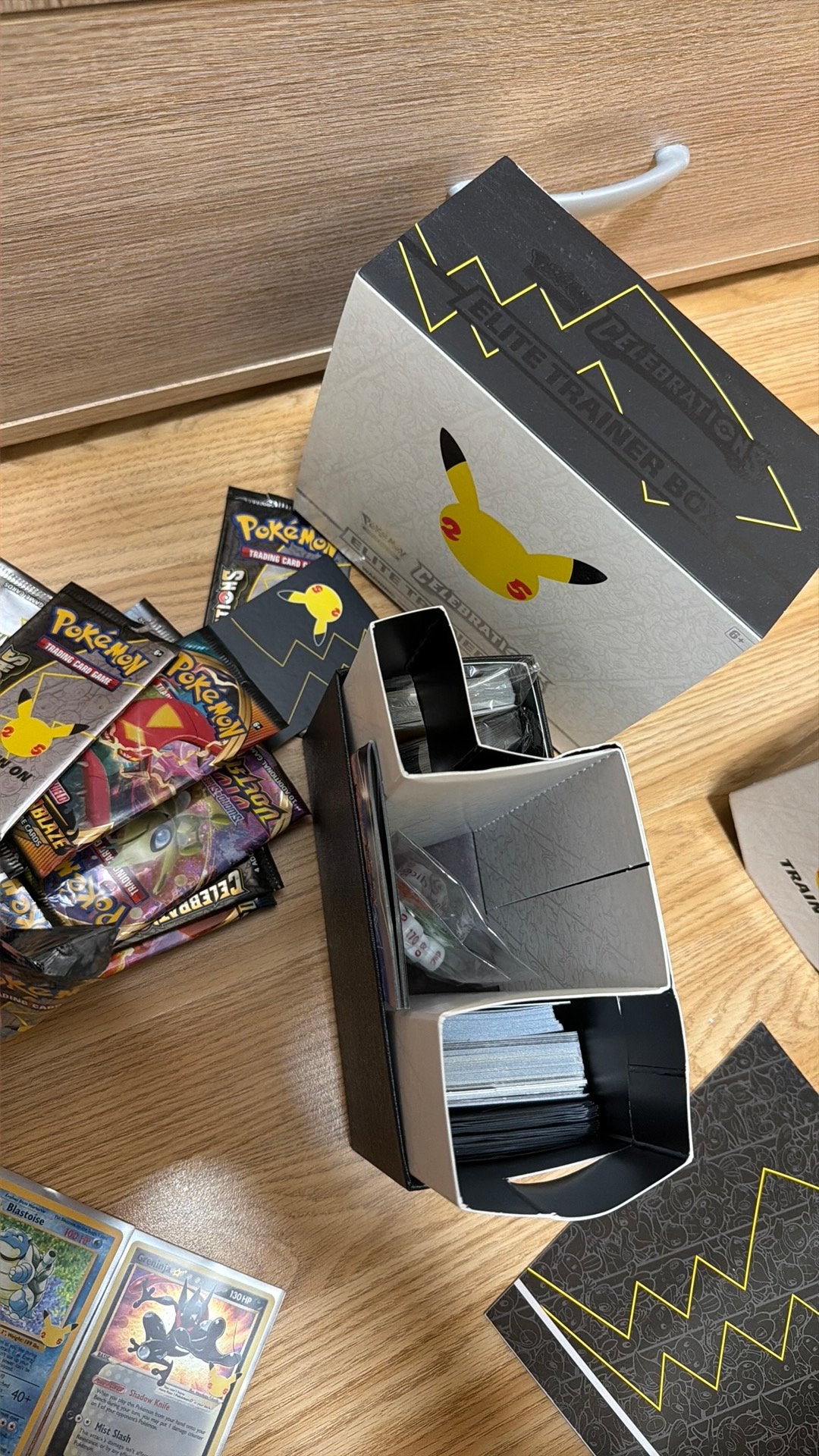 Pokemon 25th anniversary trainer box (geopend), Ophalen of Verzenden, Zo goed als nieuw