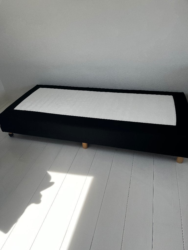 IKEA matrasbodem op poten 90x200, Huis en Inrichting, Slaapkamer | Matrassen en Bedbodems, Ophalen, 90 cm, Eenpersoons, Zo goed als nieuw