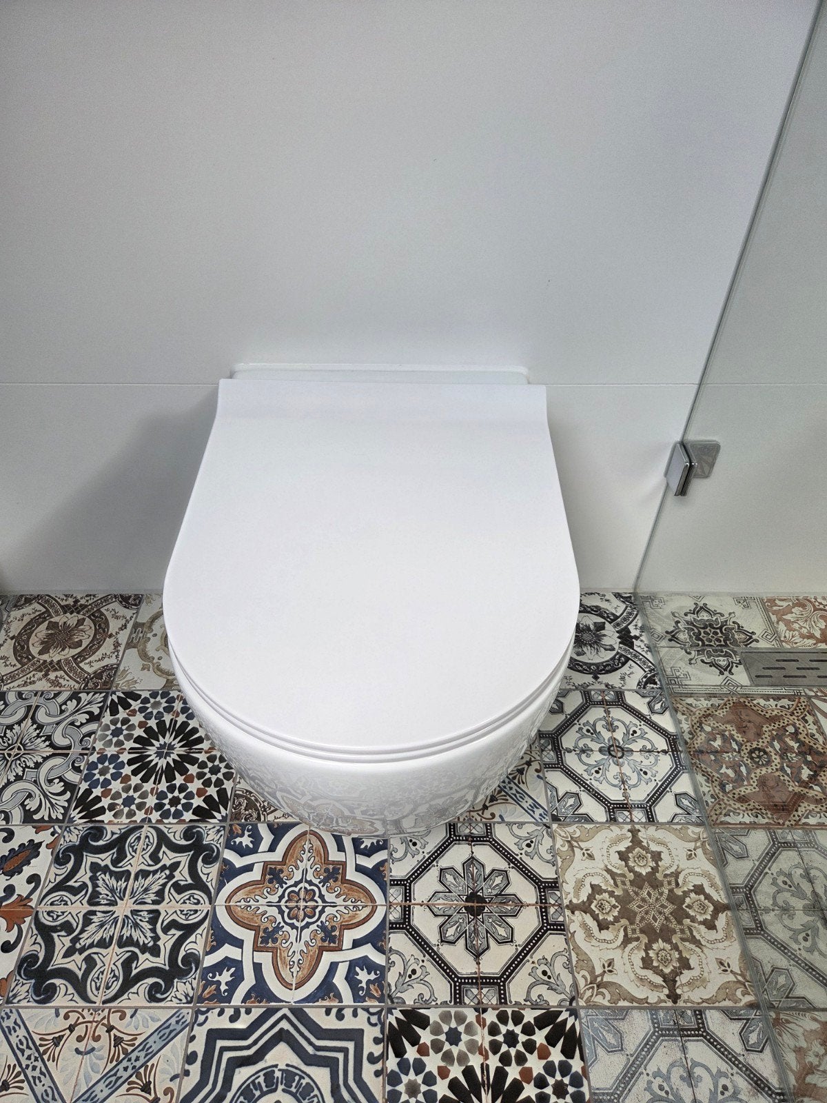 Witte hoogglans hangend toilet zonder spoelrand met softclos, Ophalen, Zo goed als nieuw, Toilet