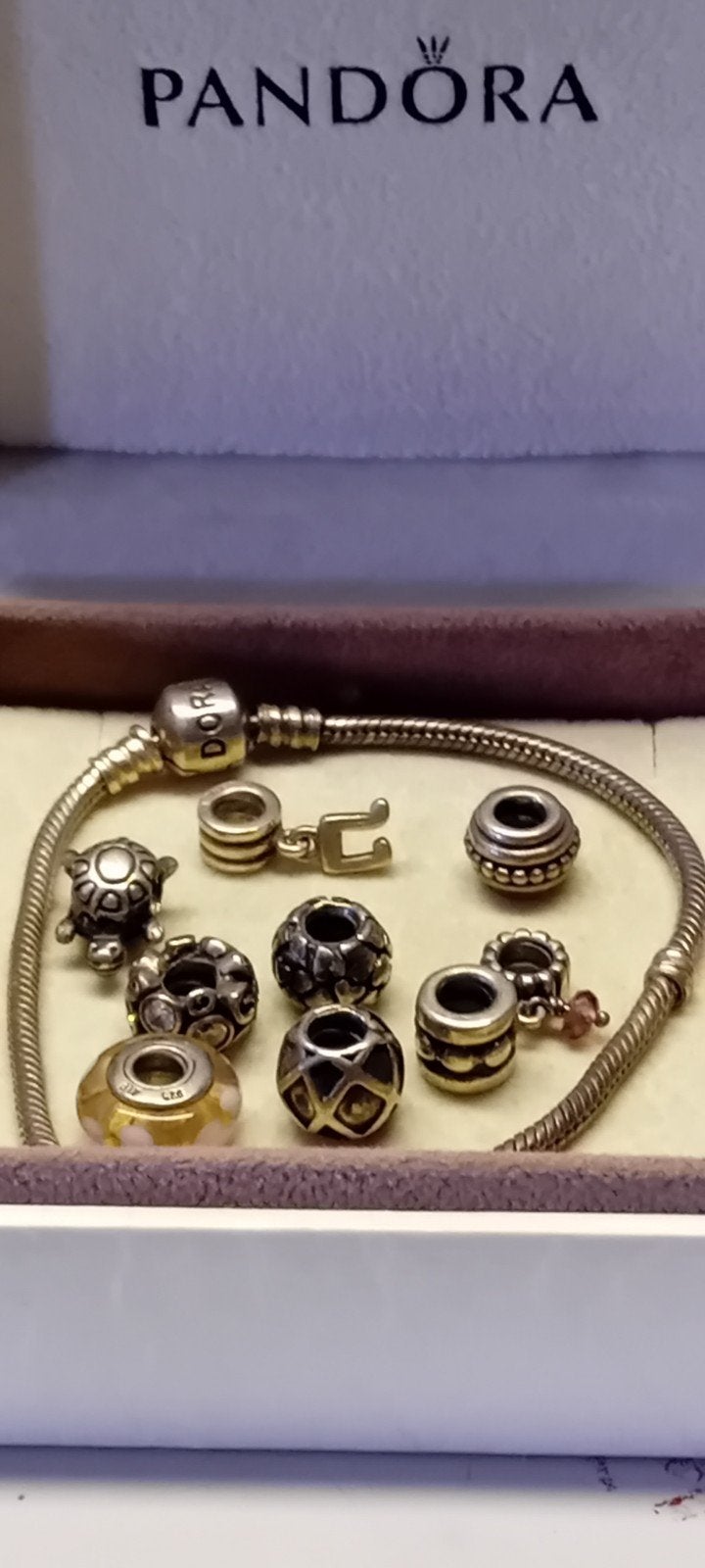 PANDORA. Mooi zilveren armbandje met 9 bedels, Ophalen of Verzenden, Zo goed als nieuw, Met bedels of kralen, Zilver