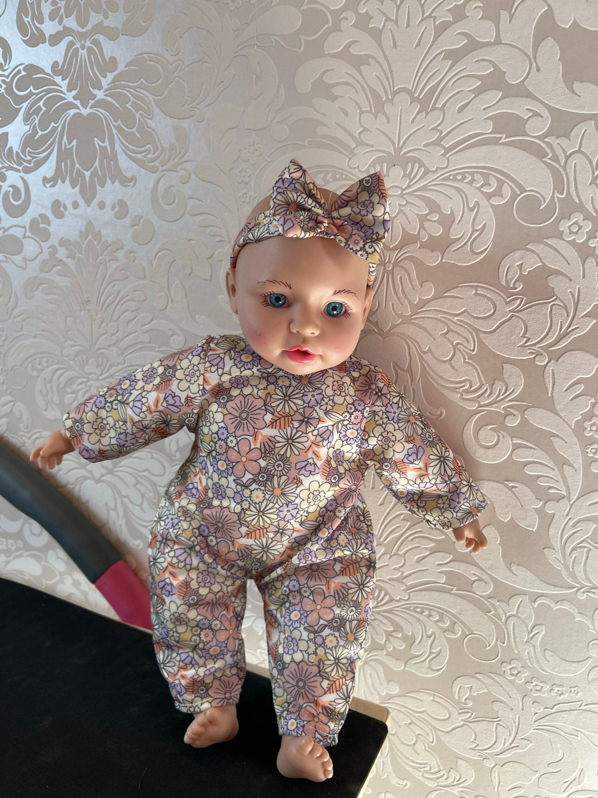 Babypop met stoffen lijfje en bloemenprint kleding, Verzamelen, Ophalen, Gebruikt, Babypop