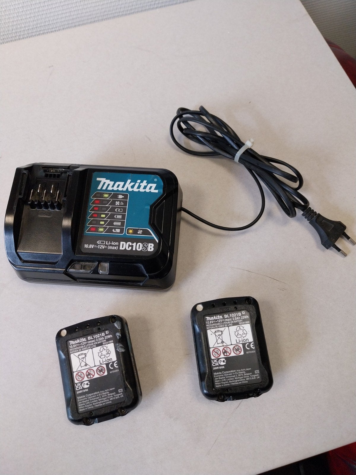 Makita Lader(DC10SB) met 2 accu's(BL1021B), Ophalen of Verzenden, Gebruikt