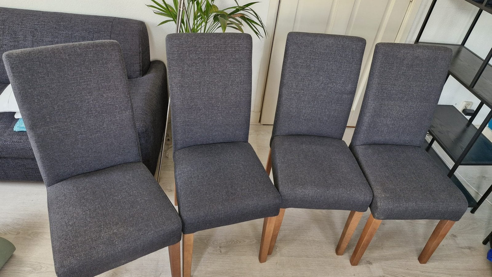 !! Gratis !! Donkergrijze eetkamerstoelen (4), Huis en Inrichting, Stoelen, Ophalen, Zo goed als nieuw, Vier, Stof