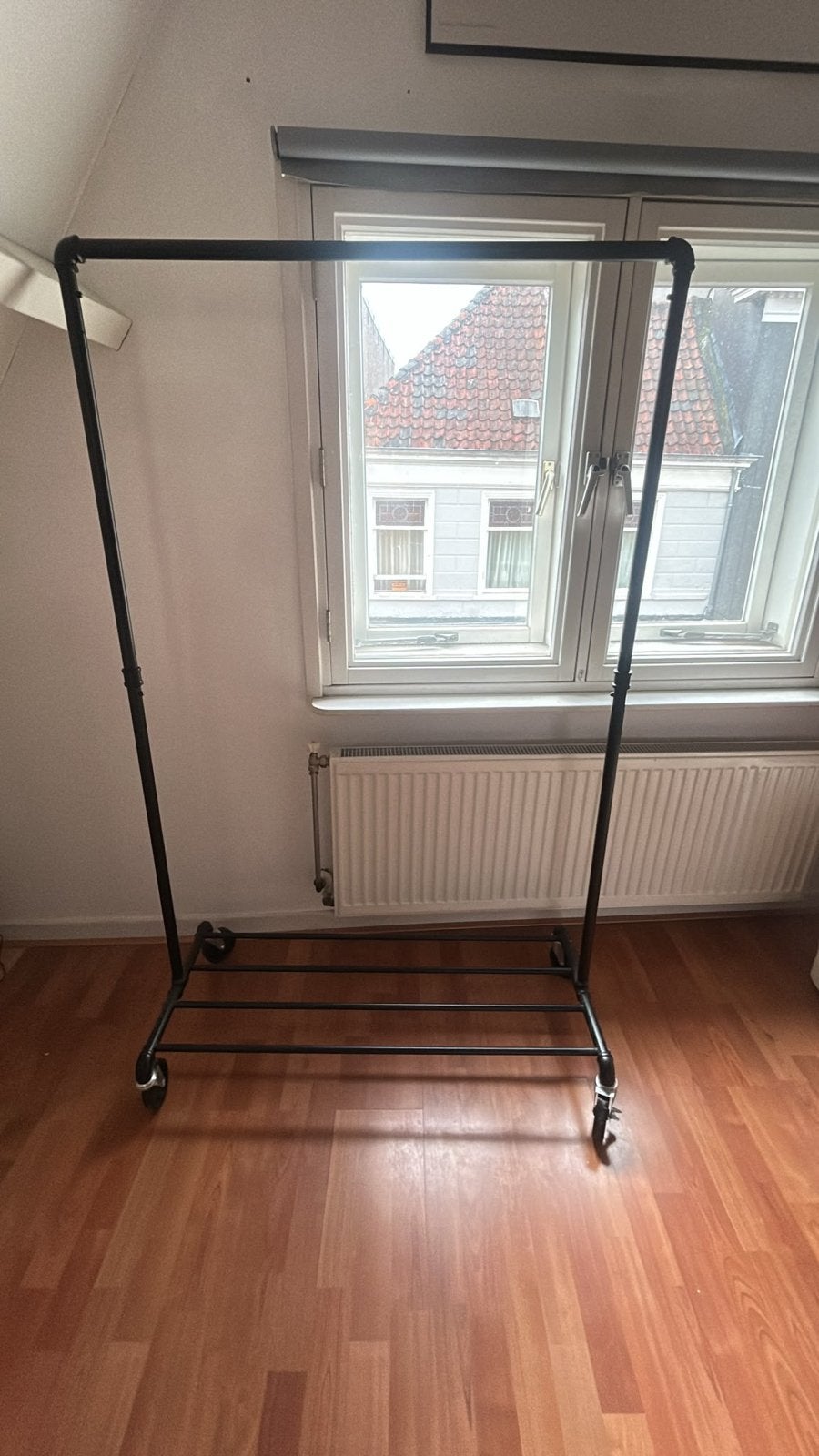 Stevig kledingrek op wielen - Zwart metaal, Kleding | Dames, Kledingrekken, Gebruikt, Met wielen, Ophalen