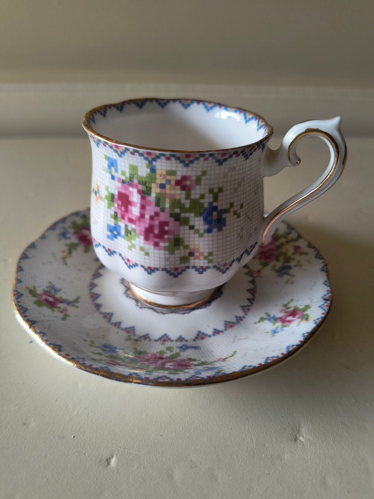 Vintage Royal Albert "Petit Point China" Teacup and Saucer, Antiek en Kunst, Ophalen of Verzenden