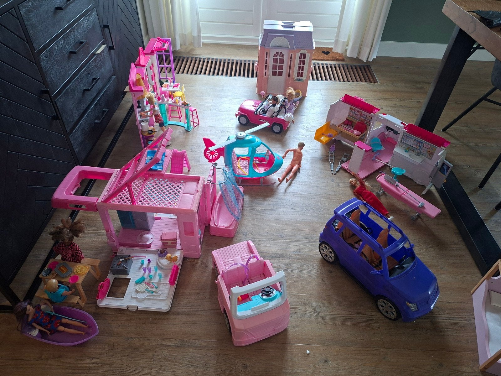 Barbie camper, restaurant, ambulance helikopter, auto's,huis, Ophalen of Verzenden, Zo goed als nieuw, Barbie
