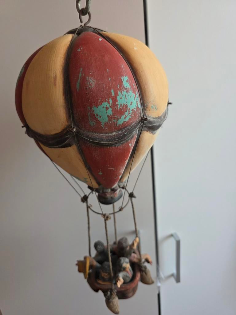 Antieke heteluchtballon met figuurtjes, Ophalen
