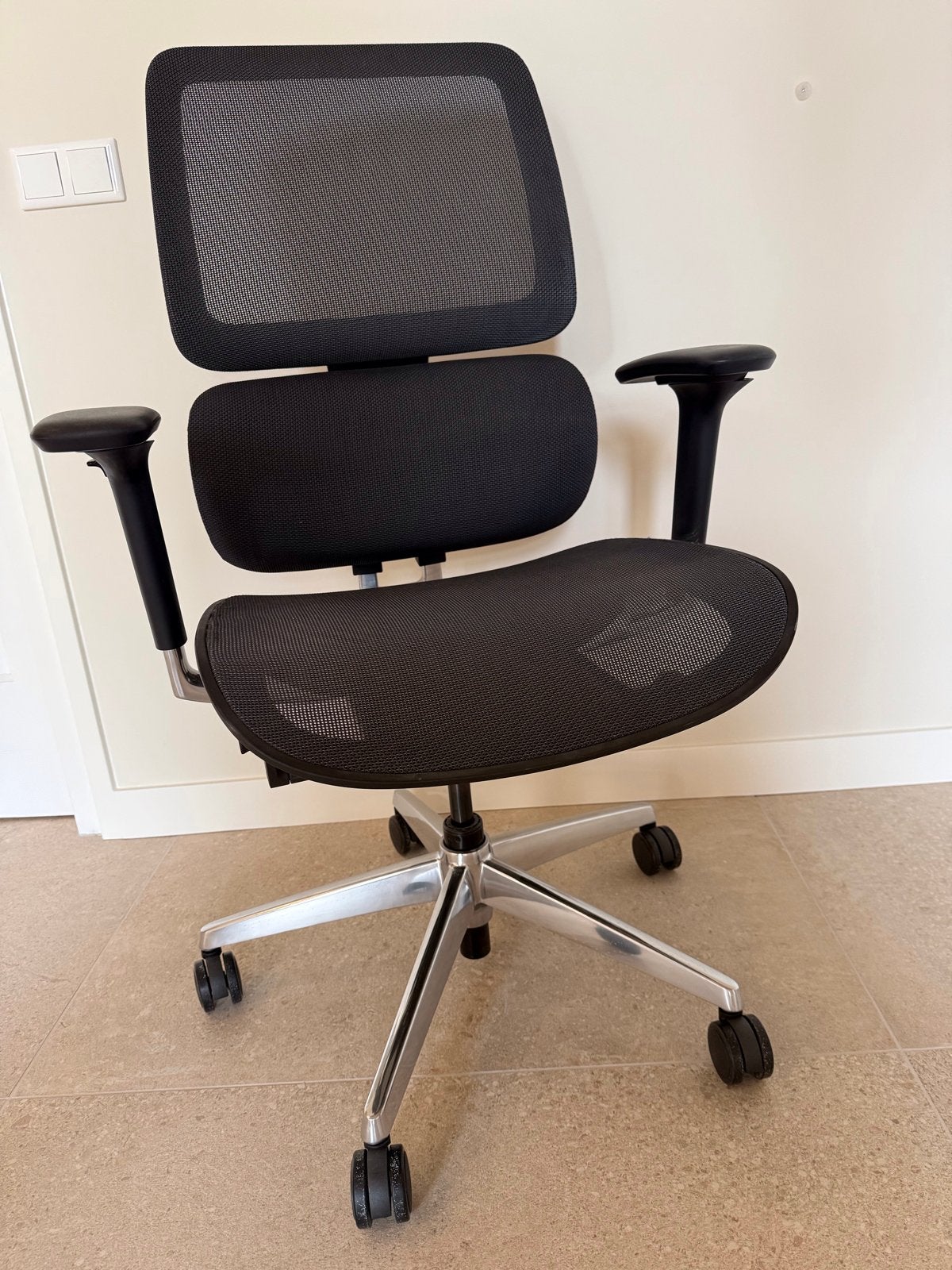 Foto 3 van ZEER PROFESSIONELE ergonomische Bureaustoel - NIEUWSTAAT