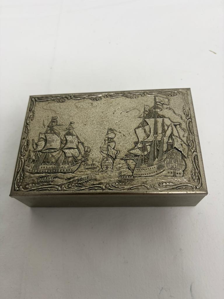 Vintage sigaretten doos met scheepsreliëf, Ophalen of Verzenden, Zo goed als nieuw, Tabaksdoos of Verpakking