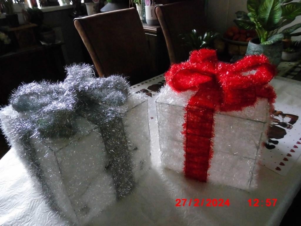 3 KERSTKADO'S 2 ROOD EN 1 ZILVER 25 x 25 x 25 cm, Diversen, Kerst, Zo goed als nieuw, Ophalen