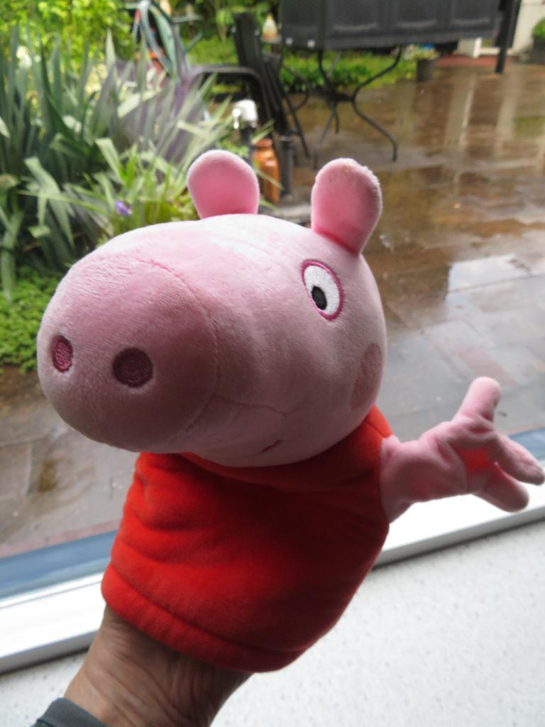 Handpop poppenkastpop van Peppa Pig meet ca 24 cm, Overige typen, Ophalen of Verzenden, Zo goed als nieuw, Wasbaar