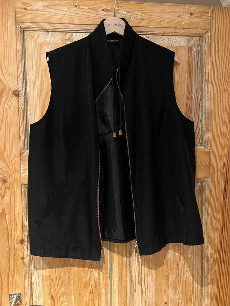 Zwart mouwloos vest van Your 6th Sense, maat 44, Kleding | Dames, Bodywarmers, Ophalen of Verzenden, Zo goed als nieuw, Maat 42/44 (L)