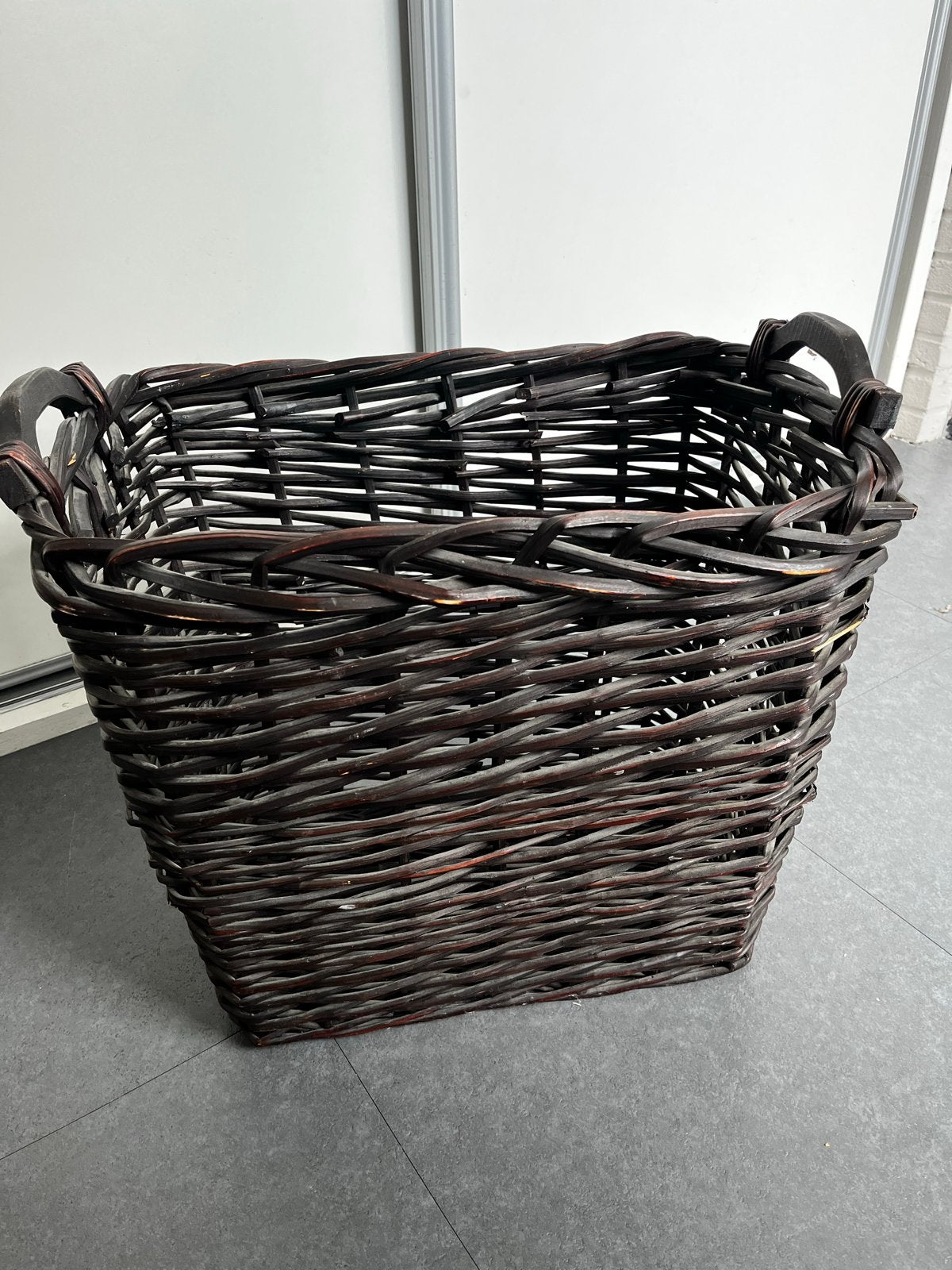 Bruine rieten mand 46x54x35 cm, Ophalen, Gebruikt, Gevlochten, Mand