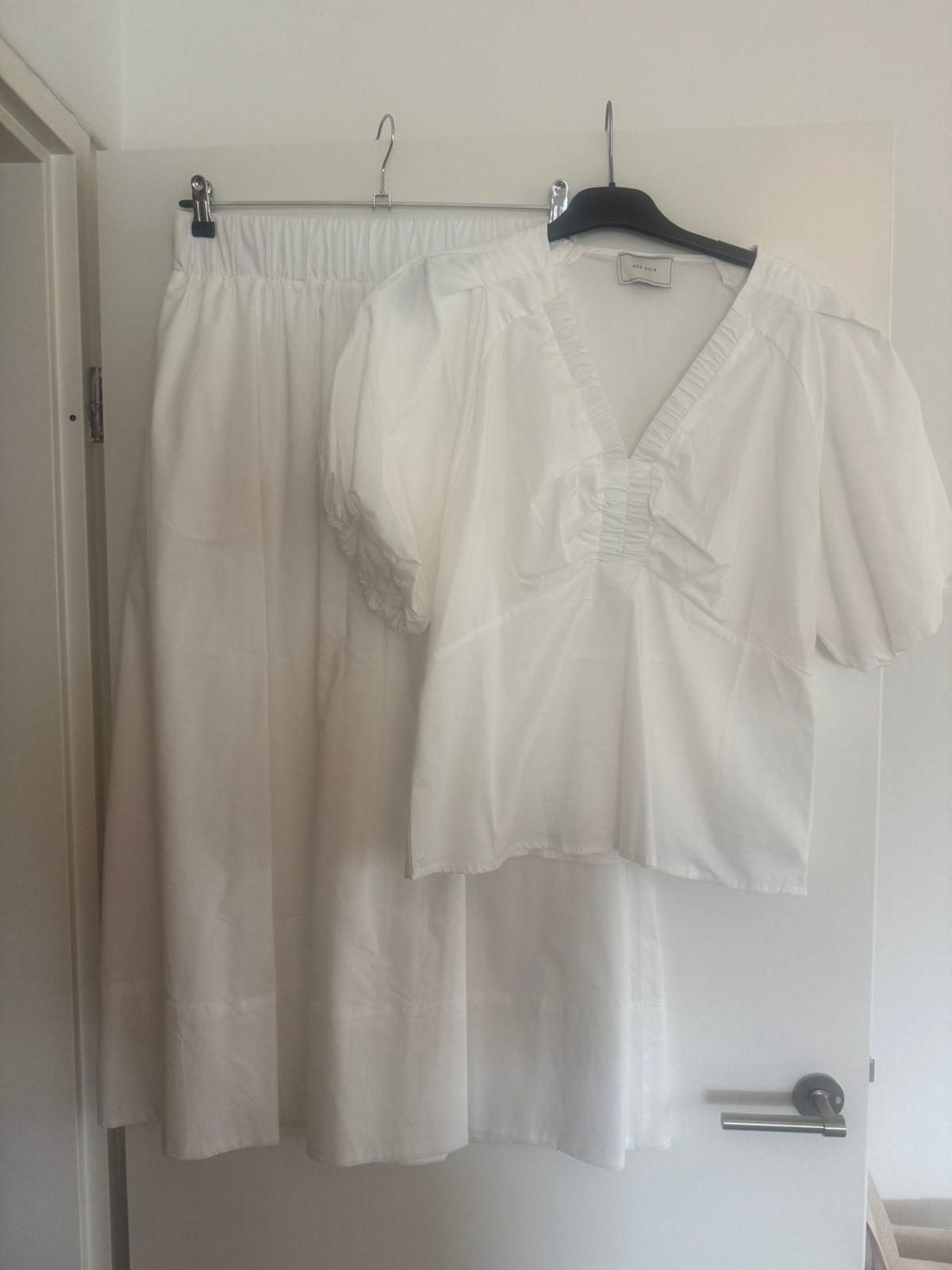 NIEUWE Neo Noir Witte Set: Blouse en Rok - maat 38, Kleding | Dames, Blouses en Tunieken, Ophalen of Verzenden, Nieuw, Maat 38/40 (M)
