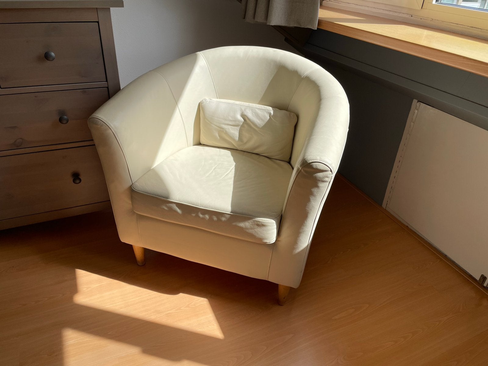 Crème kleurige leren fauteuil van IKEA, Huis en Inrichting, Fauteuils, Ophalen, Gebruikt, Leer, 75 tot 100 cm