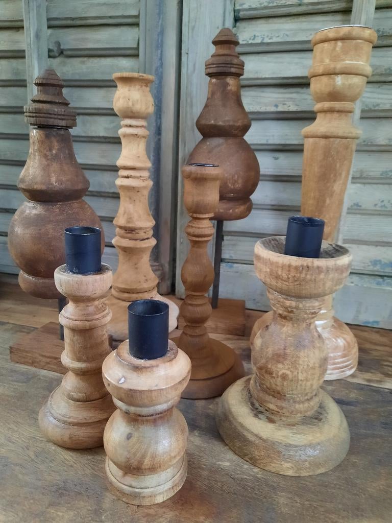 6 sober houten kandelaars + 2 houten pinakels op voet stoer, Ophalen, Gebruikt, Hout, 25 tot 50 cm