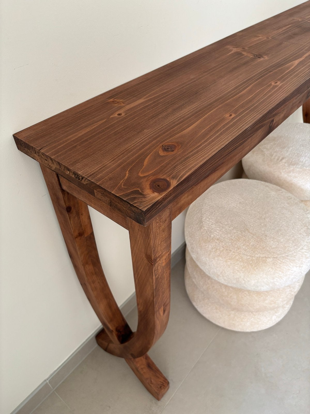 Stijlvolle houten sidetable met gebogen poten, Ophalen, Minder dan 50 cm, Tot twee personen, Zo goed als nieuw