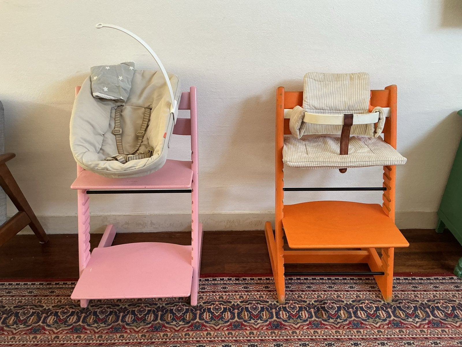 Stokke Tripp Trapp meegroeistoel met newborn set (roze/oranj, Kinderen en Baby's, Ophalen, Gebruikt, Meegroeistoel, Aanschuifbaar