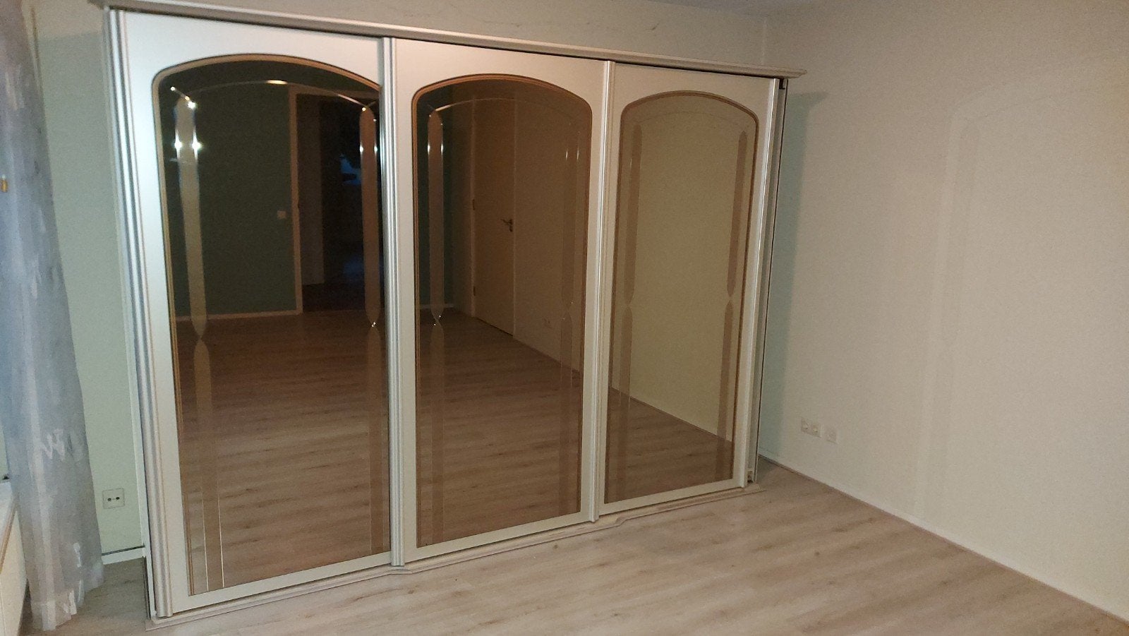 Grote kledingkast met spiegeldeuren en veel opbergruimte., Huis en Inrichting, Kasten | Kledingkasten, Ophalen, Overige materialen
