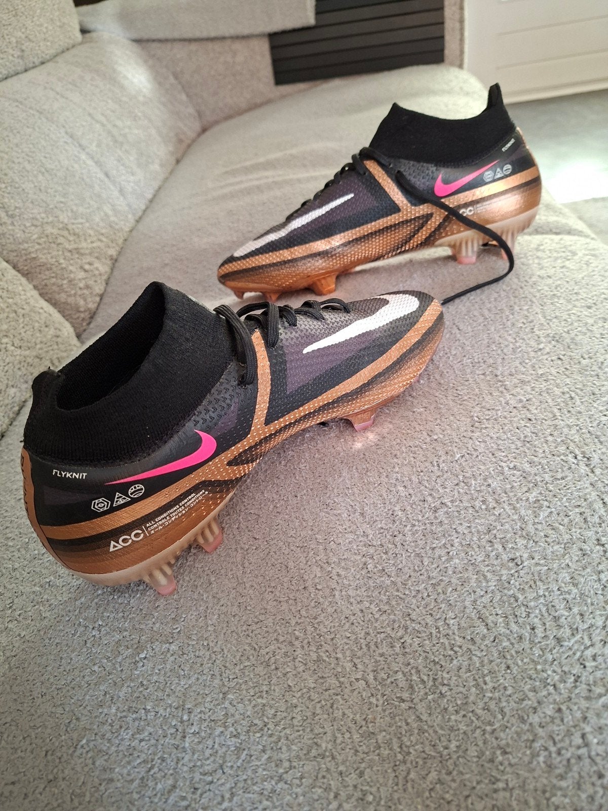 Nike Phantom voetbalschoenen maat 42 - Zwart/Oranje/Roze, Ophalen, Gebruikt, Schoenen